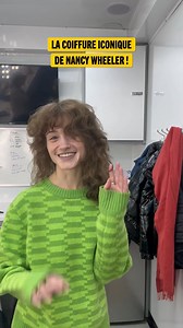 Nancy Wheeler revient… avec une coiffure iconique 🤩 La cheffe coiffeuse de Stranger Things, Sarah Hindsgaul, vient de dévoiler les tests perruque de Natalia Dyer pour la saison 5… et c’est un chef-d’œuvre capillaire 👩‍🦰 Une perruque entièrement construite à partir de zéro : boucles douces, texture fidèle aux saisons précédentes, ultra 80’s 👾🚴 Le tout inspiré de Sigourney Weaver dans Aliens, oui oui ! Vous validez sa coupe ? 👀 | AlloCiné