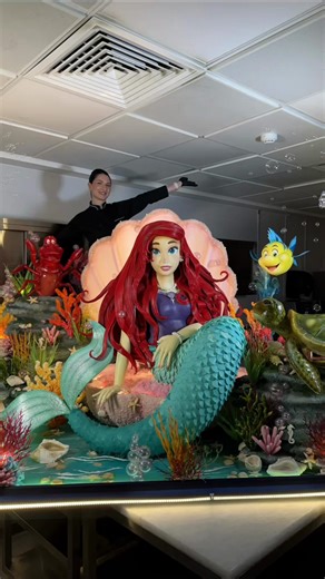 أكبر حورية بالعالم مصنوعة من كيك ، مشروع تم تنفيذه بسبعة أيام متواصلة ☺️ نعم الكثير من الوقت ولكن بعد كل تعب إنجاز عظيم ❤️ كتير فخورة بهالعمل اللي جمع موهبتي وحبي للكيكات مع أكثر ثيم أعشقه 🧜‍♀️ #tiktokcookbook #creatorsearchinsights #thelittlemermaid @Disney