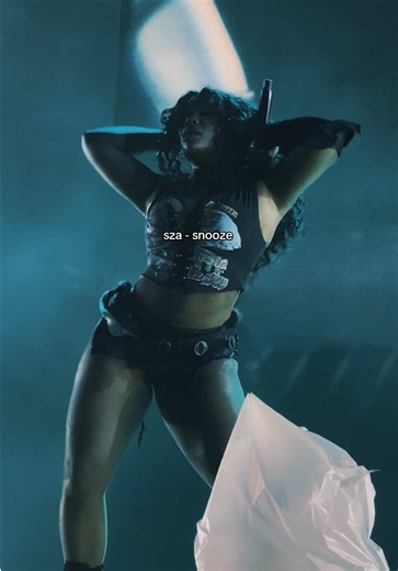 SZA Live Performance of 'Snooze'