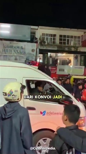 RESPECT.. Ambulan lewat saat Bobotoh Konvoi, ini yang terjadi...