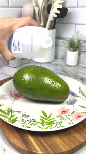Just pour alcohol on an Avocado — The reason is genius! #painrelief #lifehacks #healthyliving | Tips and hacks