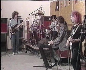 138K views · 5K reactions | ¡T R E M E N D O! ⠀ ⠀ Presentación en el programa “El Mundo de Antonio Gasalla”, para tocar una hermosa versión de “Dame un talismán” ⠀ ⠀ El programa fue emitido desde la sala de ensayo del Pasaje La Mar en el Barrio de Caballito ⠀ ⠀ La banda: Guillermo Vadalá, Tweety González, Ricardo Verdirame y Daniel Colombres ⠀ ⠀ Año 1988 | Mundo Páez | Facebook