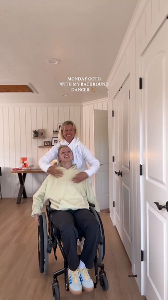 em (@emily.traveller) - Monday OOTD with Mom: Paralyzed Background Dancer!