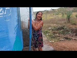 Nina tomando banho na caixa #tomandobanho #banho