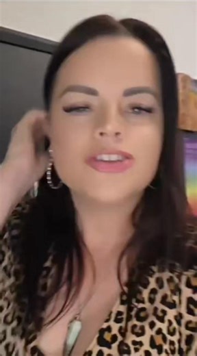 Have you ever wondered what actually happens in hypnosis? ✨ A lot of people imagine hypnosis like you see in movies… losing control, being “asleep,” or being made to do things you don’t want to do. That couldn’t be further from the truth. Hypnosis is a deeply relaxed, focused state where your conscious mind quiets down and your subconscious mind becomes more open to positive change. You’re awake. You’re aware. You’re in control the entire time. It’s the same state you drop into when you’re drivi