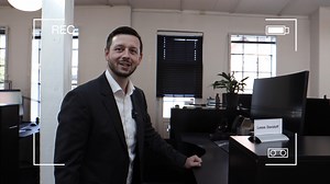 Sig hej til Lasse, vores nye totalrådgiver i Spar Nord Køge Bugt 👋🏻 Lasse Davidoff er opvokset i Lellinge, bor nu i Borup med sin kæreste, datter og ikke mindst hans kat og to høns 🐓 Han har ni års erfaring i den finansielle verden og er klar til at hjælpe både dig og din virksomhed med alt fra privatøkonomi til forretning. Lasse tror på åben og ærlig dialog og så er hans motto, det vi allesammen gerne vil høre: “Det kan vi sagtens finde ud af” 😉 Kig forbi banken, få en kop kaffe og hils på 