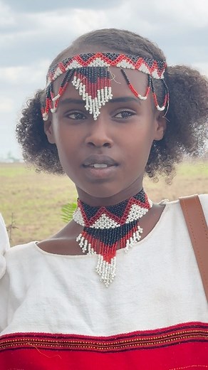 The traditional white dress of Ethiopia is generally known as the “Habesha kemis” (or Habesha dress). It is the typical attire of women from Ethiopian peoples such as the Amhara and Tigray, and is also worn in Eritrea by the Habesha. #fblifestyletyle #inspirationofafrica | Quim Fàbregas - Fotografía y Viajes.