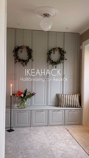 Therese Falk on Instagram: "Äntligen! Här kommer en liten video om hur vi byggt vår platsbyggda hallmöbel som vi har i hallen. Så skönt med riktigt bra förvaring. Någon som behöver ha mer förvaring i sin hall ? Vi har byggt allt med IKEA kök Metod med luckan Bodbyn. Sittbänken är gjord av 40x60 överskåp med en lådinsats. Överskåpen är högskåp metod 40x37x200 alltså är de inte lika djupa som sittbänken för att få en sittyta på ca 20 cm. SÅ NÖJDA! Frågor på de? 🫶🏻 #ikeahacks"