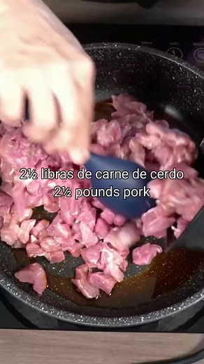 Pasteles puertorriqueños de masa y cerdo al estilo de la Misi. Ingredientes para la carne: 2½ libras de carne de cerdo (2½ pounds pork), 2 cdas de aceite con achiote (2 tbsp oil with annatto), 2 cdas de sazonador (2 tbsp seasoning), 1 cda de pasta de ajo (1 tbsp garlic paste), 4 cdas de sofrito criollo (4 tbsp creole sofrito), ½ taza de salsa de tomate (½ cup tomato sauce), 4 a 5 tazas de caldo (4 to 5 cups broth), ¼ taza de pimiento morrón (¼ cup red pepper), ¼ taza de cilantro fresco (¼ cup fr