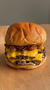 Alors McDo ou maison ton double cheese ?! 🍔 Cette recette c’est une vraie tuerie, avec ses steaks hachés façon smashed burger, son bacon frit et ses échalotes caramélisées, j’te jure tu vas te régaler 😋👌 Pour réaliser cette recette tu auras besoin de : •Pain brioché à burger 🍔 •6 tranches de bacon 🥓 •2 échalotes 🧅 •350g de viande hachée 🥩 •4 tranches de cheddar 🧀 Pour la sauce : •Mayonnaise 🌻 •Ail confit 🧄 •Miel 🍯 •Citron 🍋 Placer 1 tête d’ail dans une feuille de papier sulfurisé ou 