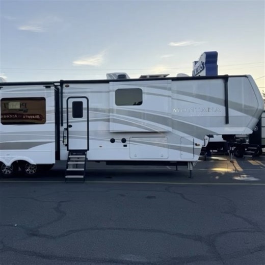 💰The main benefit of buying a 👉USED 👈RV is to save money. Most used campers are like ✨NEW✨ only without the 🏷new price tag. That means you can enjoy all the fun of traveling comfortably, creating memories with the people you love, and at a fraction of the price. In addition to saving money, another key benefit of buying a 👉USED 👈RV is it offers more flexibility for customization. Making an RV "your own" is one of the best parts of being an RV owner. Visit our website to see all of our used