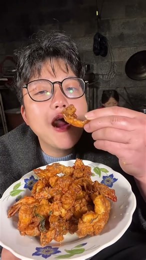 过年侄女想吃大虾，你就试试这样做，鲜香酥脆，好吃到停不下来~#大虾#炸虾#炸虾仁 #我的乡村生活