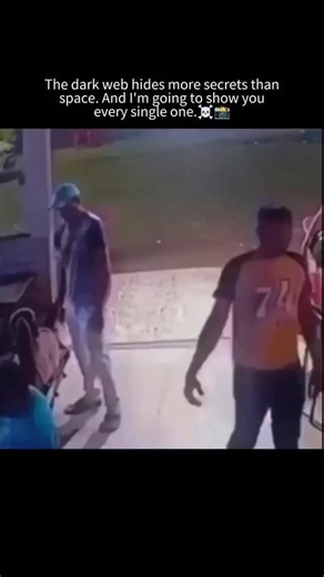 Dark Web Footage on Instagram: "#创新事实可再生能源创新事实可再生能源 荷兰正在测试一种会发 电的道路。这些道路表面铺设了特殊的太阳能板,并覆盖着一层透明 且非常坚固的保护层。当阳光照射到路面时,太阳能电池会吸收光能 并将其转化为电能。这些电力可以用于街道照明、交通信号灯,甚至 为电动车充电。虽然每一小段道路产生的电量有限,但在长距离和高 曝光的路段,累计起来的电力相当可观。这项技术不仅减少了对化石 燃料的依赖,还为建设可持续和智能城市提供了新的可能性,让日常 基础设施也能成为清洁能源的来源。#荷兰#你知道吗#知识#科..."