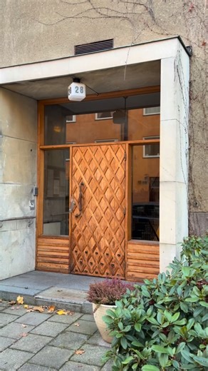 Rävjagarn on Instagram: "En supersnygg port på Gärdet i Stockholm! Huset uppfört 1950 och är ett förhållandevis ordinärt bostadshus, men eftersom det ritades av Sture Frölén är det lite elegantare grannhusen som inte är ritade av honom. Älskar verkligen porten, utsökt hantverk i modernismens tidevarv. En gyllene era."