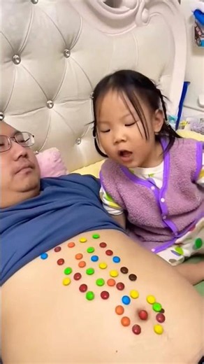 Eat beans, record the baby, my little cute baby, dad takes care of the baby, father and son's daRupa