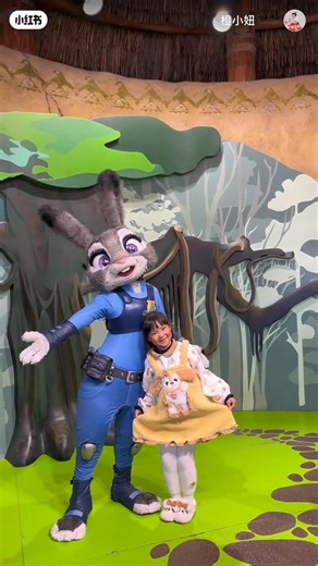 3K views · 97 reactions | How to strike a pose for #Instagrammable photos? Let #Judy show you the ropes! Video cr: 橙小妞/Xiaohongshu #Zootopia #Disneyland Disney Parks Disney Disneyland | Shanghai Let's meet | Facebook