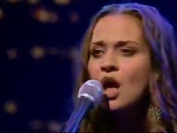 La contralto Fiona Apple montre sur ce titre l'étendue extraordinaire de sa tessiture vocale, brute et puissante dans les graves, précise et aérienne en voix de tête.Fiona Apple - Extraordinary Machine