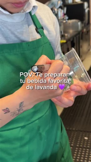 El frappuccino de lavanda y mocha blanco está esperándote. Ven por el tuyo.