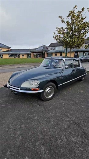 Citroën DS D Super le confort d’exception, en toute simplicité. Une silhouette mythique, une allure intemporelle, une présence immédiate. Une DS pensée pour rouler loin, longtemps, avec sérénité. Moins ostentatoire, mais tout aussi majestueuse. La DS D Super, c’est le luxe discret à la française. Une icône qui traverse les générations. #citroen #ds #car #auto #automobile #citroends #dscitroen #classiccar #classiccars #youngtimer #youngtimers #passionauto #passionautomobile #carlover #carlovers #