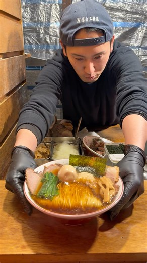 東京で1番人気の究極の屋台ラーメン！高尾にあるしゅんやっちゃんでは黄金色に輝くスープと美しい麺線の究極の屋台ラーメンがたべられます！無添加、無化調でおいしかったです！#japanesefood