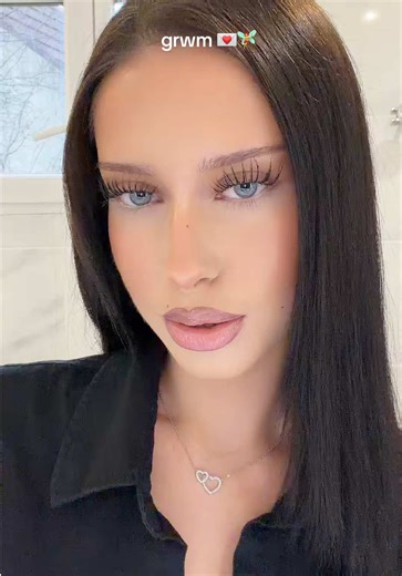 🐰hi paris @Charlotte Tilbury flawless filter 02. @Diorbeauty backstage foundation 1.5N. CT cream bronzer 03 tan. CT concealer 1.5. @Huda Beauty loose powder pound cake. CT powder bronzer 03 tan. @Natasha Denona cream blush duo rose cheek duo. @Fenty Beauty duo highlighter lightning dust / fire crystal. @Bobbi Brown brow pencil brunette. Fenty Beauty setting spray. @nyxcosmetics_uk brow pen (moles). Chanel mascara n10. @KIKO Milano lip liner 23. @SEPHORA lip liner 02. @Makeup By Mario lip plumpi