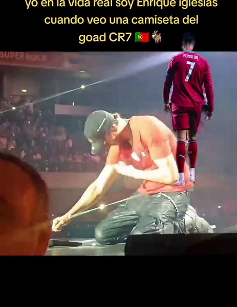 Enrique Iglesias con la camiseta de CR7 en su concierto