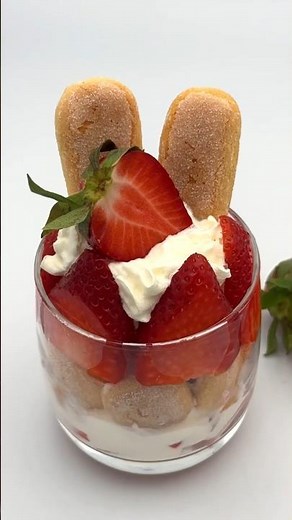 Ready in 5 minutes: Light Strawberry Verrine! #shorts 🍓☁️
