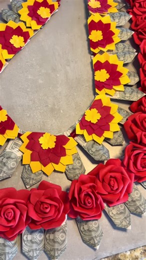 Just released a new YouTube tutorial for this money lei ⬇️ Save this for graduation season 💵🌺 #moneyleis #moneylei #graduationleis #graduationlei #graduation