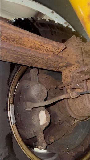BROKEN LEAF SPRING! 💥 #shorts