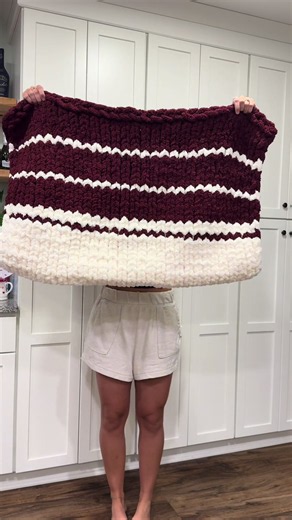Cozy chunky knit blanket using HOMBYS yarn