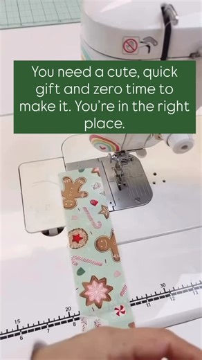 This is one of the best & easiest handmade gifts out there. This journal pen holder is one of my favorites to make and gift. And guess what- This pattern is free! Comment below with the word journal and I’ll send you all of the details!! Save this post & share with a friend so that you can make a bunch!! | The Little Green Bean