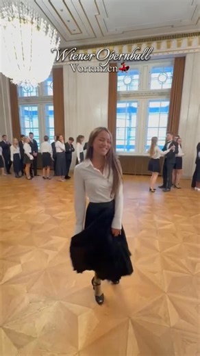 𝐦𝐢𝐧𝐚 𝐦𝐢𝐫𝐚𝐛𝐞𝐥𝐥 on Instagram: "🫣🫣💃🏽💃🏽 . #oper #opernball #vlog #wien #vienna #staatsoper #opera #dancing #tanzen #walzer #linkswalzer #vortanzen #debutante #eröffnung #ball"
