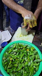 781K views · 21K reactions | দিতেছি আমি পিনিক সময় দেন এক মিনিট藍দিতেছিনা লাড়াইয়া,আর থাকতে হবেনা খারাইয়া#pinikjhalmuri #jhalmuri #reelsfbシ #streetfood | Taste And Bite | Facebook