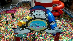 Piscina de bolinhas gigante é opção de diversão em shoppings de SP