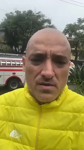 Evacuación por riesgo de nuevo deslizamiento #Risaralda Desde la zona de emergencia en el barrio La Esneda de #Pereira, el periodista Juan Carlos Ramírez Jiménez, director de "Última Hora Pereira", reportó detalles de la nueva tragedia ocasionada por las lluvias y la negligencia de las autoridades competentes. Una mujer y sus tres hijos, habrían quedado atrapados por el derrumbe de tierra que, la mañana del sábado 4 de mayo, cayó sobre algunas casas del citado barrio. En desarrollo... | Alerta M