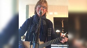 Jean-Louis Aubert nous offre Du Bonheur son nouveau single, dans l'intimité de son salon avec une version totalement inédite 🎸 | ici Nord