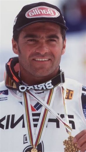 Alberto Tomba, soprannominato “Tomba la Bomba”, è stato uno degli sciatori più iconici e carismatici della storia dello sport italiano. Nato a San Lazzaro di Savena il 19 dicembre 1966, ha dominato le discipline tecniche dello sci alpino – slalom speciale e slalom gigante – tra la fine degli anni ’80 e la seconda metà degli anni ’90, diventando un simbolo non solo sportivo ma anche mediatico. Il suo talento esplose definitivamente alle Olimpiadi di Calgary del 1988, dove conquistò due medaglie d