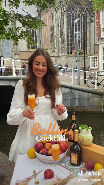 How to Make a Bellini Cocktail with Fresh Peach & Prosecco