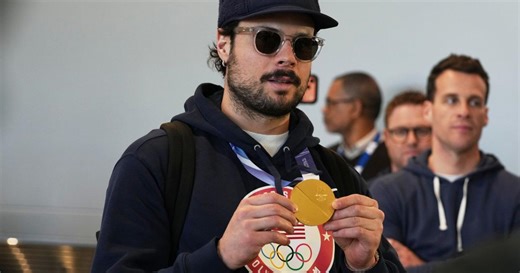 Maple Leafs’ Auston Matthews visits White House with U.S. men’s hockey team amid backlash over Donald Trump’s invite