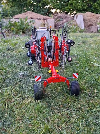 Auch der PowerRake Zweikreiselschwader gibt ein verdammt gutes Bild ab. 😎 Kompakt, detailgetreu und mit der hauseigenen MultiMove-Technologie ausgestattet – für ein sauberes Rechergebnis wie beim großen Vorbild. 👉 www.rcprio-funktionsmodellbau.de #rcprio #rcpriofunktionsmodellbau #powerrake #multimove #rcschwader