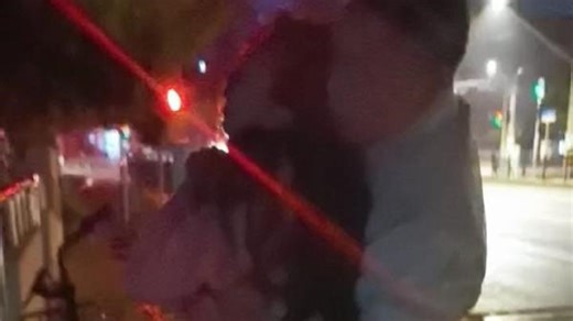 他一把抓住欲跳河轻生的姑娘，说“快上来，我是警察”_浦江头条_澎湃新闻-The Paper