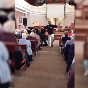 A painter and decorator thrills an audience with opera classics while still wearing his painting overalls. (Watch with the 🔊 on!) | WalesOnline