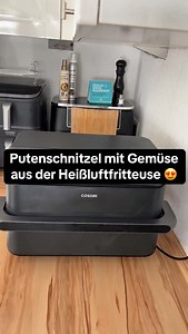 Putenschnitzel mit Gemüse aus dem Airfryer 😍🤤 *Werbung wegen Markeninhalt / Verlinkung @cosori.deutschland Ich hatte noch Gemüse vom Vortag: eine halbe Zucchini & Aubergine. Dazu kamen frische Tomaten – gewürzt mit Salz, Pfeffer, etwas Olivenöl & Chimichurri. Ihr könnt aber auch einfach italienische Kräuter oder das nehmen, was ihr gerade da habt. Alles für 20 Minuten bei 180 Grad auf Airfry in den Airfryer. Nach 10 Minuten hab ich dünne Putenschnitzel dazugelegt – die hab ich mit meiner toska