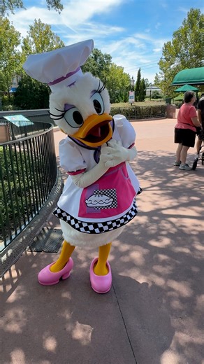6.9K views · 373 reactions | Daisy Duck wears a chef outfit for meet and greets during the EPCOT International Food and Wine Festival. You can find her at the International Gateway! Check the app for times. #daisyduck #epcot #epcotfoodandwine #epcotfoodandwinefestival #epcotinternationalfoodandwinefestival #disneycharacters #wdw #waltdisneyworld #disneyworld | Mousesteps | Facebook