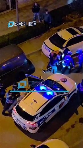 Një konflikt mes disa personave është regjistruar mbrëmjen e sotme në Tirana, ku policia ka ndërhyrë për të parandaluar përshkallëzimin e situatës. Ngjarja ka ndodhur në zonën e Yzberishtit, pas një debati që dyshohet të ketë nisur brenda një lokali. Sipas informacioneve paraprake, njëri prej personave të përfshirë është pronari i lokalit ku ndodhi konflikti. Të dëmtuarit dyshohet se ndodheshin nën efektin e alkoolit në momentin e përplasjes. Në vendngjarje kanë mbërritur menjëherë efektivët e p