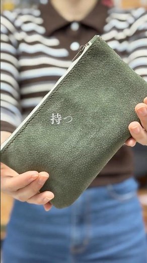 ファスナーの取り付けを学ぶ生徒さん。裁断、穴あけ、手縫い。工程をひとつずつ積み重ねて、大人グリーンの ミニポーチが誕生しました。#レザークラフト #革 #leathercraft