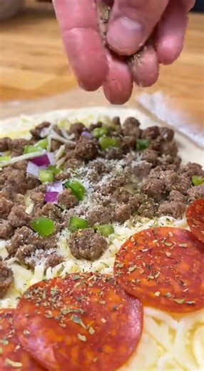 🧀🍕 Cheesy “Garbage Bread” Delight Loaded with sausage, pepperoni, veggies, and tons of melty cheese — this stuffed pizza roll is crispy on the outside and gooey inside. Perfect for game day or an easy dinner! 🧾 Ingredients 1 package (16 oz) pizza dough ½ lb cooked sausage, crumbled ½ cup pepperoni slices ½ cup bell pepper, chopped ¼ cup red onion, chopped 1½ cups shredded mozzarella cheese ¼ cup grated Parmesan cheese 2 tbsp Italian seasoning 1 tbsp olive oil Marinara sauce (for dipping) 🔪 I