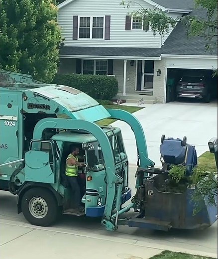 Yardwaste Truck from above