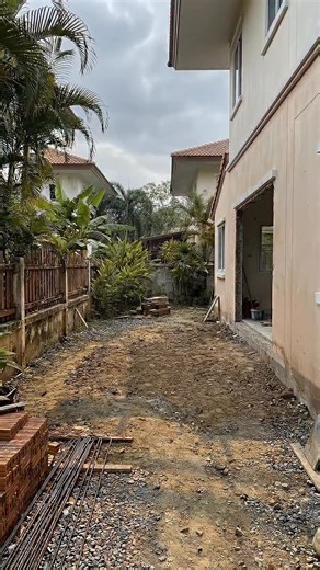 ไอเดียต่อเติมครัวแบบเปิดโล่ง และจัดสวนข้างบ้านสวยๆ Open-air kitchen extension with a beautiful side garden. Cook while enjoying the greenery. #GardenDesign #KitchenTransformation #homedesign | ไอเดียแต่งบ้านในฝัน