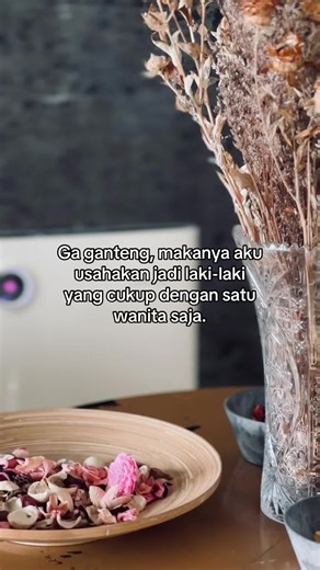 Ga Ganteng Makanya Aku Usahakan Jadi Laki-Laki Cukup Satu Wanita